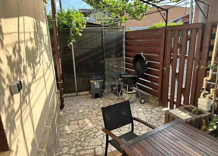 בית נופש Tiny Traditional House בוקרשט